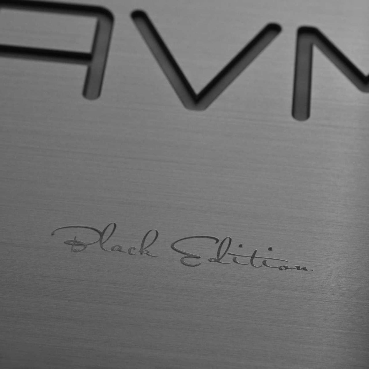 AVM Ovation CS 8.3 Black Edition (NEU)